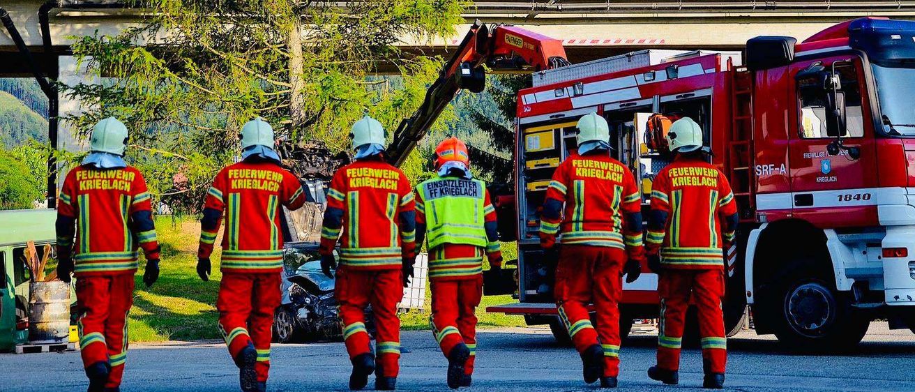 Bild enthält, Adult, Male, Man, Person, Truck, Vehicle, Machine, Wheel, Shoe, Glove