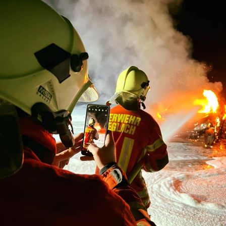Bild enthält, Helmet, Adult, Male, Man, Person, Mobile Phone, Phone, Worker, Fire, Extinguishing Fire