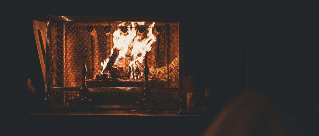 Bild enthält, Fireplace, Indoors, Hearth, Person