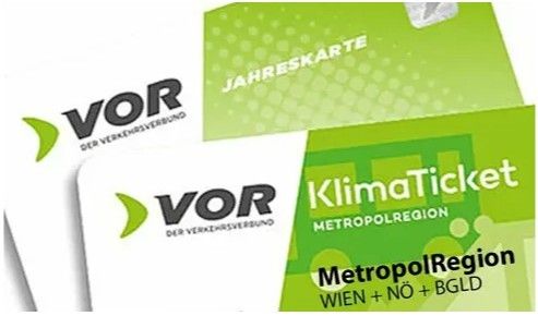 Drei öffentliche Verkehrstickets werden gezeigt: zwei weiße mit 'VOR' und eines grünes mit 'KlimaTicket MetropolRegion Wien + NÖ + BGLD'.