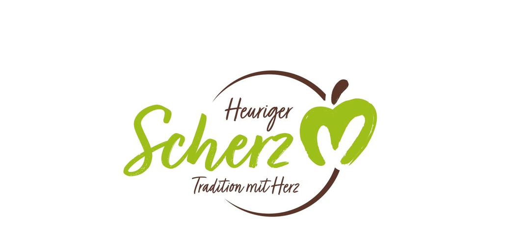 Ein Logo für Scherz Heuriger, das einen grünen Apfel mit Herzform und dem Text 'Tradition mit Herz' zeigt. Der Apfel ist von einem braunen Kreis umgeben.