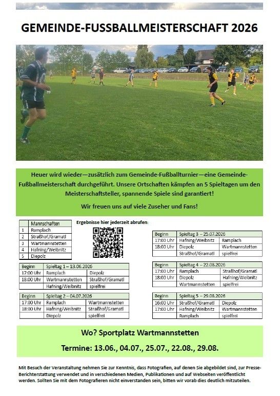 Plakat für eine Gemeinde-Fußballmeisterschaft 2026, mit einem Fußballfeld, Spielern, einem QR-Code und einem Zeitplan für die Spiele. Das Plakat hat einen grünen Hintergrund mit weißem Text und einem unscharfen Bild von Spielern in Aktion.