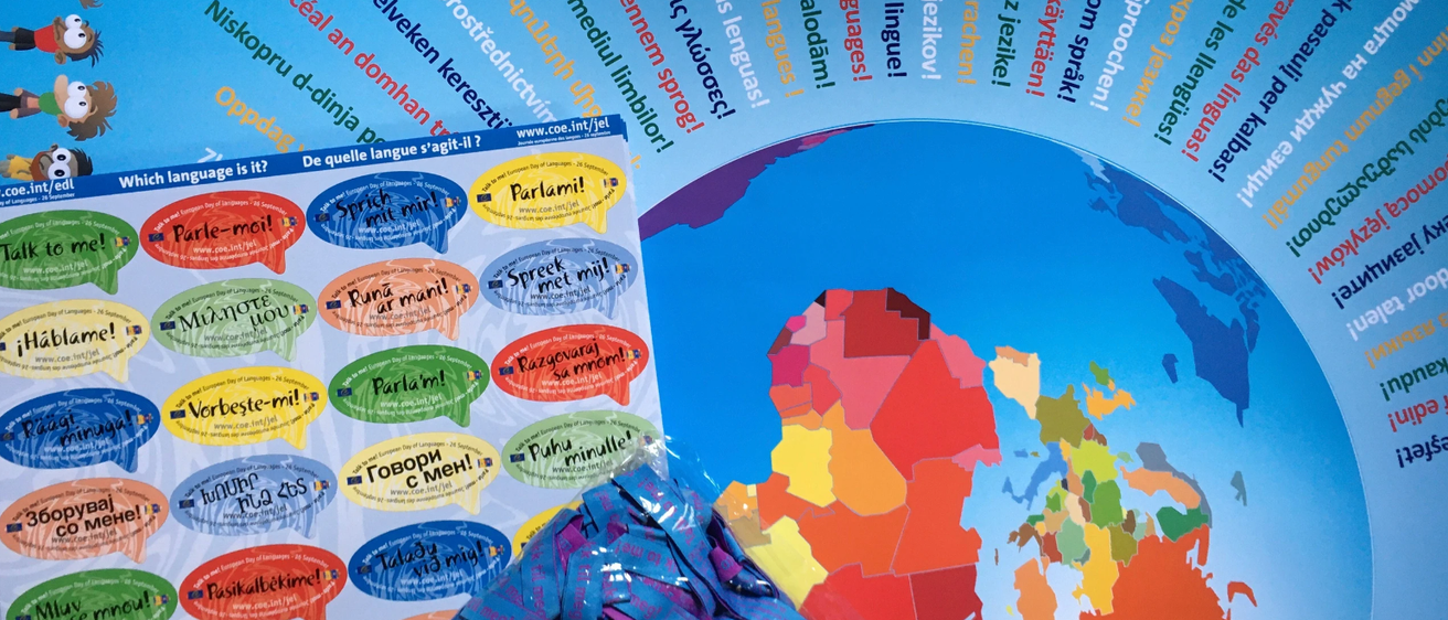 Bild enthält, Advertisement, Poster, Person