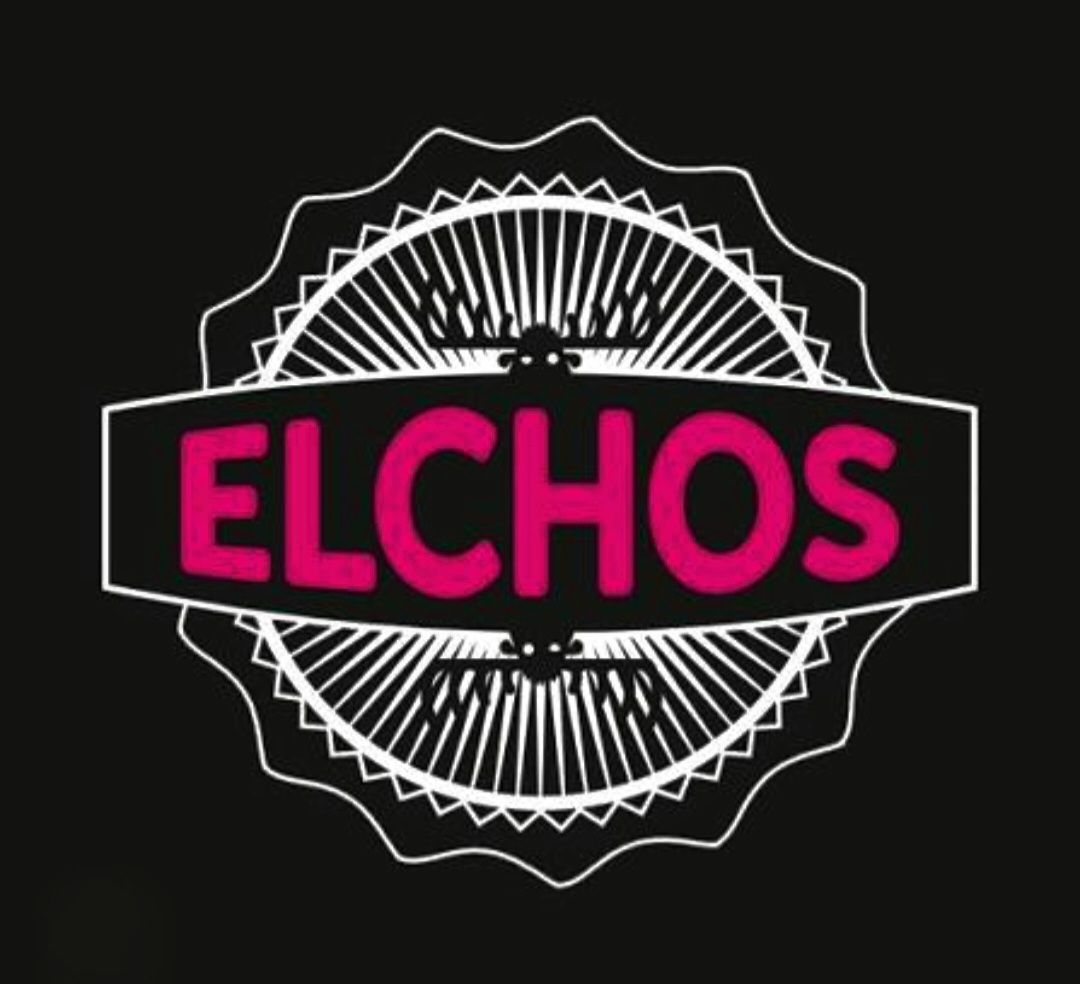 Ein schwarzer Hintergrund mit einem weißen kreisförmigen Emblem, das den Namen Elchos in Pink zeigt, umgeben von einem weißen Rand.