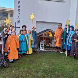 E-scooter, People, Person, Costume, Coat, College, Groupshot, Shelter, Sword, Face