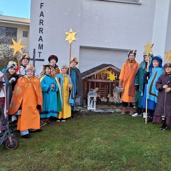 E-scooter, People, Person, Costume, Coat, College, Groupshot, Shelter, Sword, Face