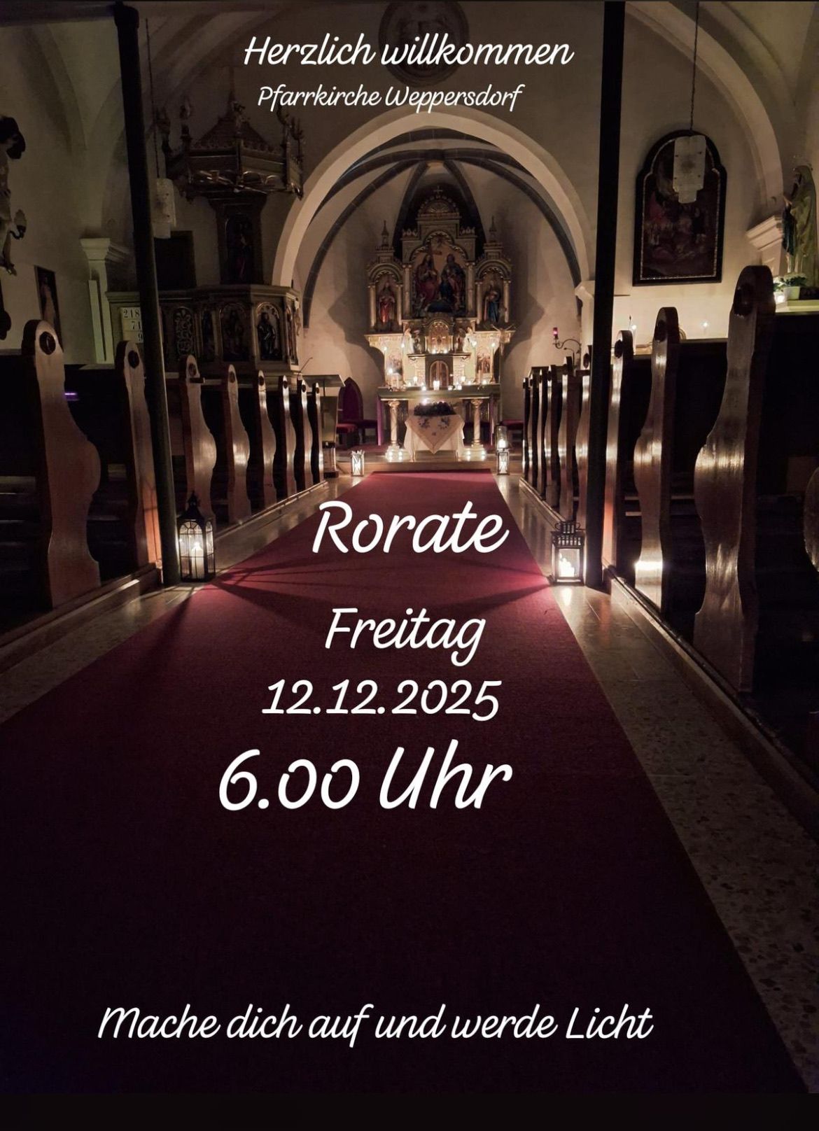 In einer Kirche führt ein roter Teppich zum Altar. Es ist Freitag, 12.12.2025, um 18:00 Uhr.