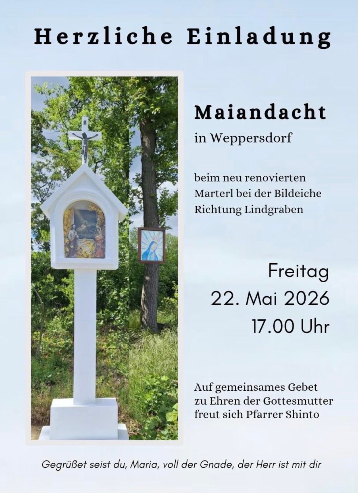 Ein weißes Kreuz steht auf einem Feld, neben einem Schrein und einem Gemälde. Der Text lädt zu einem Mai-Umzug am Freitag, 22. Mai 2026, um 17:00 Uhr ein.