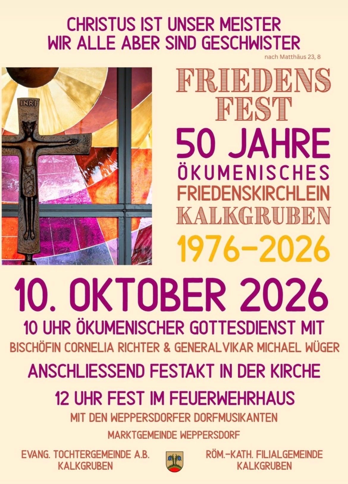 Plakat für das 50-jährige Jubiläum der ökumenischen Friedenskirche in Kalkgruben mit einem Kreuz und einem Buntglasfenster. Die Veranstaltung ist für den 10. Oktober 2026 geplant, mit einem Gottesdienst um 10 Uhr und einer Feier um 12 Uhr.