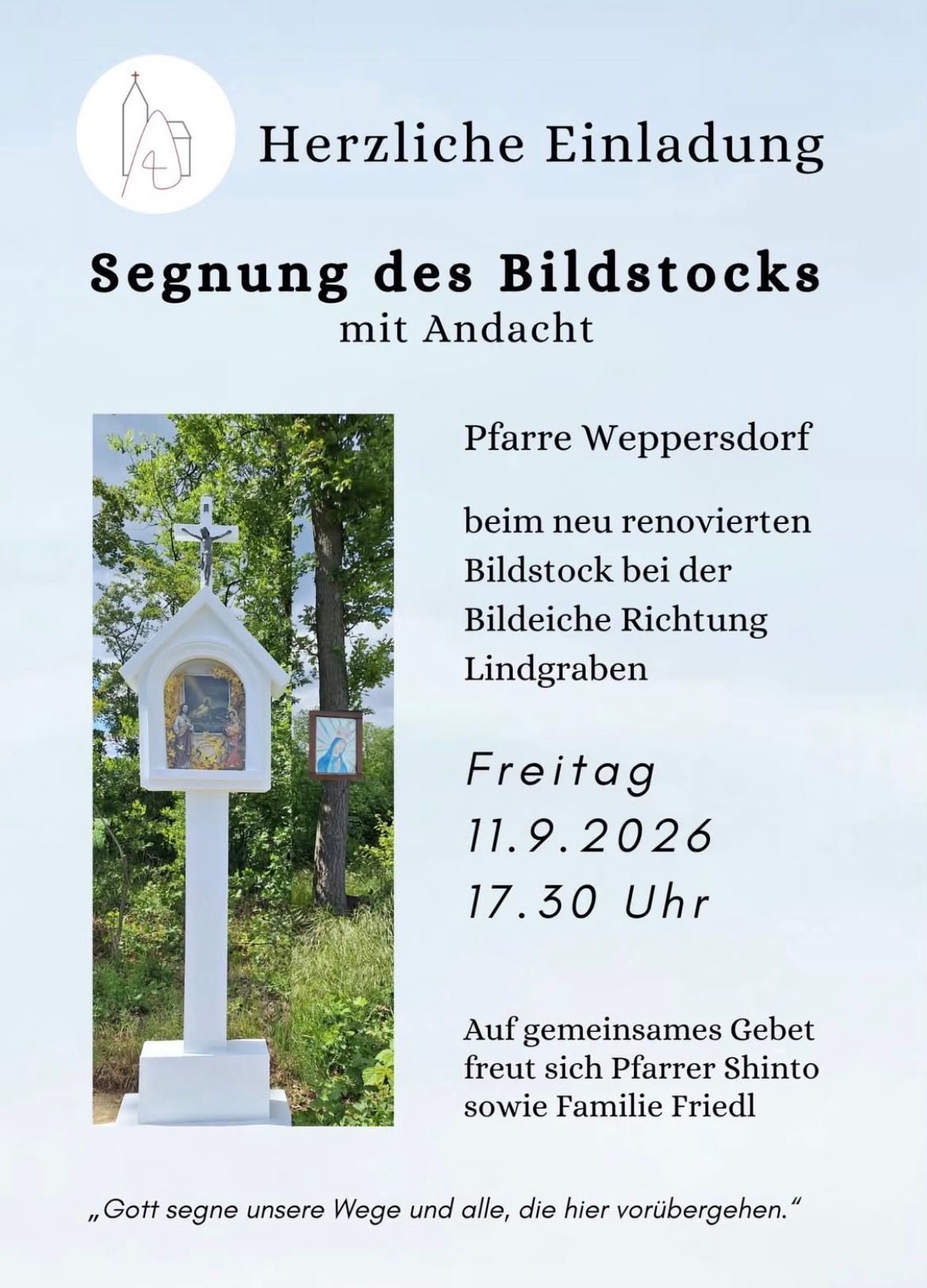 Ein religiöses Bild zeigt eine weiße Statue von Jesus am Kreuz mit einem kleinen Schrein darunter. Der Schrein befindet sich in einem Feld mit Bäumen und Gras. Der Text lautet 'Segnung des Bildstocks mit Andacht' und gibt Details zu einer Segensveranstaltung bei einer neu renovierten Statue.