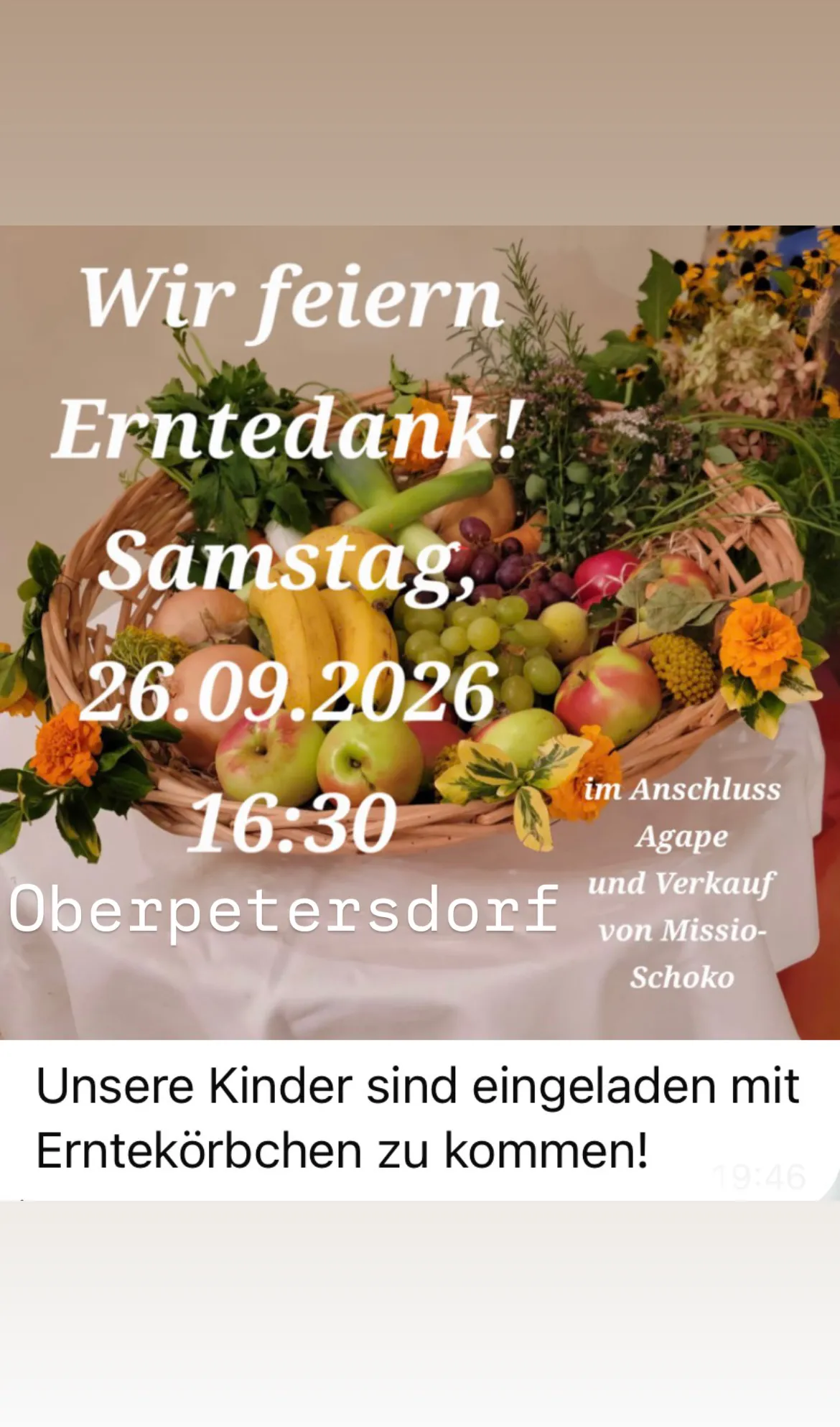 Ein Korb voller verschiedener Obst- und Gemüsesorten, mit Blumen und Textüberlagerung im Bild. Das Datum und die Uhrzeit sind 26.09.2026 um 16:30.