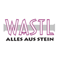 Das Wastl-Logo ist in Rosa und Grau gehalten, hat oben eine lange, graue Röhre und zeigt 'Wastl' in großen Buchstaben mit Schatteneffekt. Darunter steht in kleinerer Schrift 'Alles aus Stein', was 'Alles aus Stein' bedeutet.