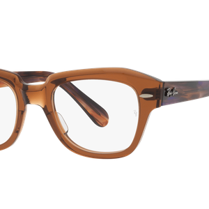 Ein Paar Ray-Ban-Brillen mit braunen Gestellen und klaren Gläsern, auf schwarzem Hintergrund präsentiert.