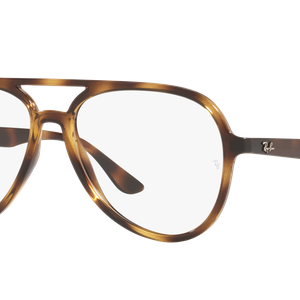 Ein Paar Ray-Ban Aviator Sonnenbrille mit braunen Rahmen und klaren Gläsern, die auf einem schwarzen Hintergrund präsentiert werden.