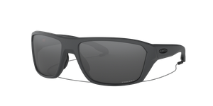 Ein Paar stylische, schwarze Sonnenbrille mit polarisierten Gläsern auf schwarzem Hintergrund. Der Rahmen hat ein modernes Design mit leichter Krümmung und silbernen Akzenten.