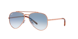 Ein Paar Fliegerbrille mit Roségold-Rahmen und dunkelgrauen Gläsern auf schwarzem Hintergrund.