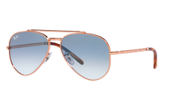 Ein Paar Fliegerbrille mit Roségold-Rahmen und dunkelgrauen Gläsern auf schwarzem Hintergrund.