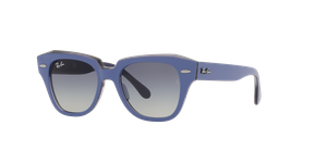 Ein Paar rechteckiger blauer Sonnenbrille mit grauen Gläsern, vor schwarzem Hintergrund dargestellt.