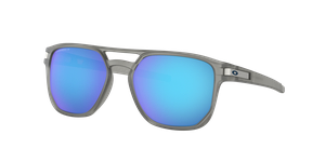 Ein Paar Sonnenbrille mit grauen Bügeln und blauen Gläsern auf schwarzem Hintergrund.