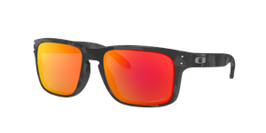 Ein Paar Sonnenbrille mit schwarzen Gläsern und orangefarbenen Linsen, vor schwarzem Hintergrund gezeigt. Die Gläser haben einen rötlichen Schimmer.