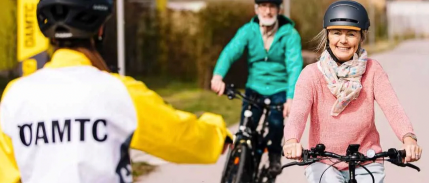Bild enthält, Bicycle, Cycling, Person, Child, Female, Girl, Helmet, Wheel, Scarf, Face