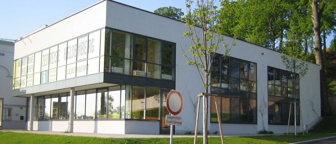 Bild enthält, Building, Office Building, Grass, House, Housing, Villa, City, Lawn, Urban, Condo