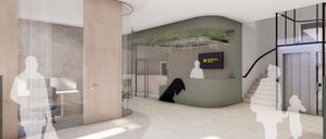 Innenbereich einer Raiffeisen Bank-Lobby mit modernen Möbeln, einer geschwungenen Glaswand und einer Treppe. Ein Monitor zeigt das Raiffeisen Bank-Logo an.