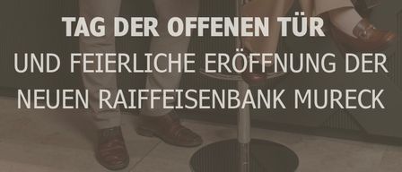 Ein Plakat zeigt Füße in braunen Schuhen und ein Schild steht 'Tag der Offenen Tür und Feierliche Eröffnung der Neuen Raiffeisenbank Mureck.'