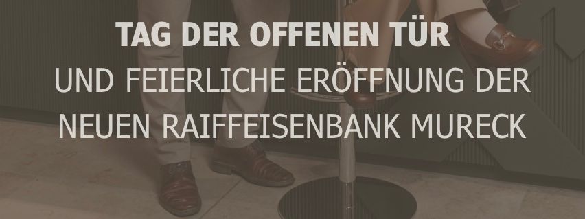 Ein Plakat zeigt Füße in braunen Schuhen und ein Schild steht 'Tag der Offenen Tür und Feierliche Eröffnung der Neuen Raiffeisenbank Mureck.'