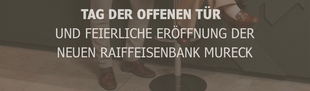 Ein Plakat zeigt Füße in braunen Schuhen und ein Schild steht 'Tag der Offenen Tür und Feierliche Eröffnung der Neuen Raiffeisenbank Mureck.'