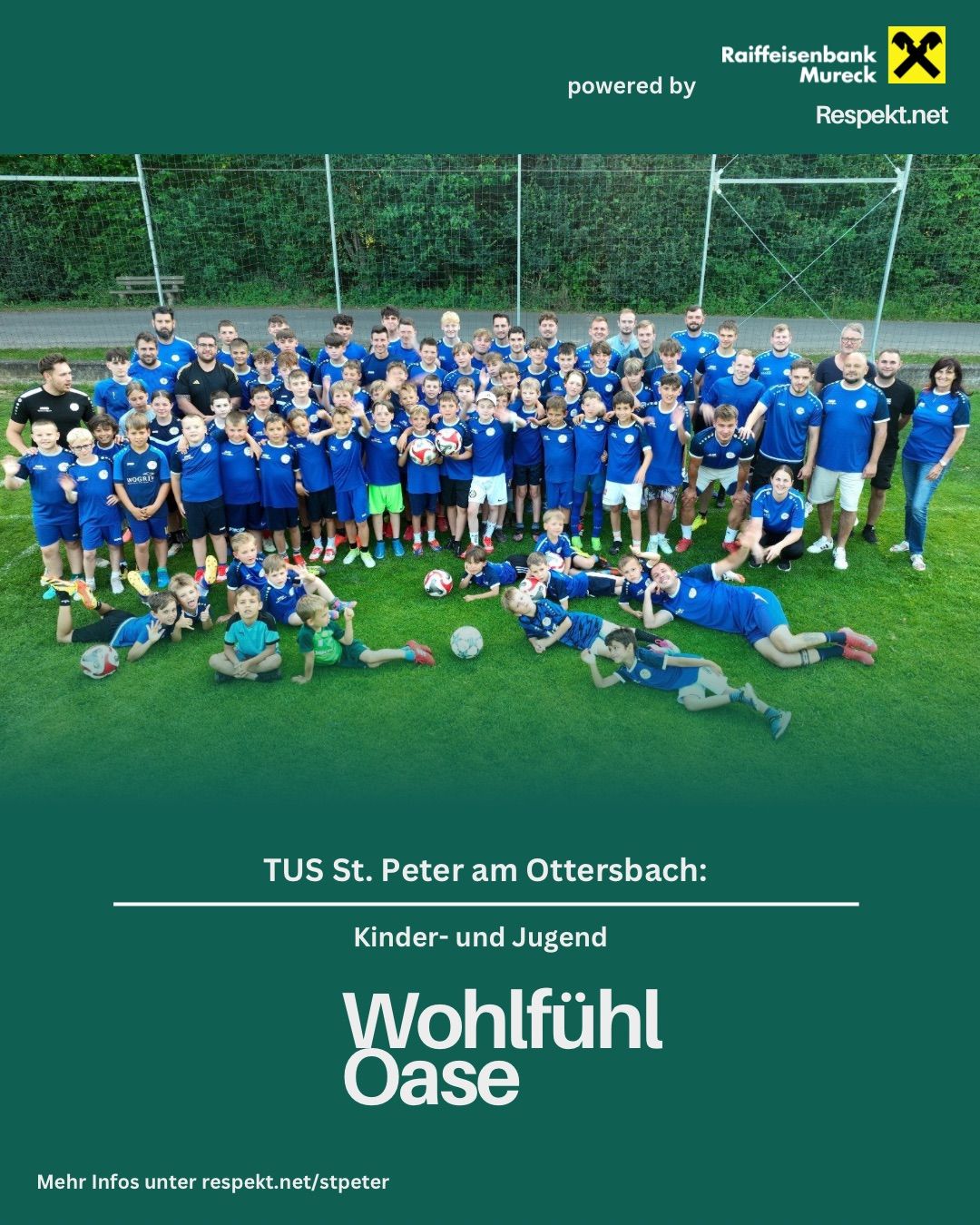Eine große Gruppe von Kindern und Erwachsenen in blauen Trikots, einige halten Fußballbälle, versammelt sich auf einem Rasenfeld. Sie stehen und sitzen in verschiedenen Positionen. Ein weißes Banner mit der Aufschrift 'TUS St. Peter am Ottersbach: Kinder- und Jugend Wohlfuhl Oase.' Bäume und ein Metallzaun sind im Hintergrund zu sehen.