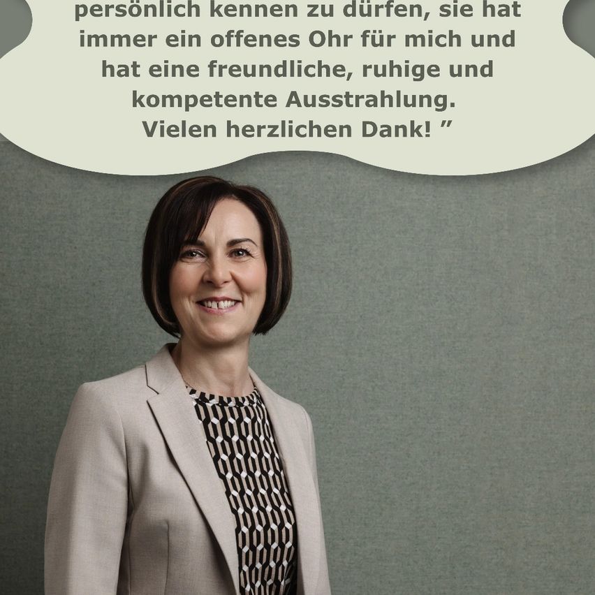 Eine lächelnde Frau in einem Anzug steht vor einer grauen Wand mit einem Zitat über ihre ruhige und freundliche Ausstrahlung.