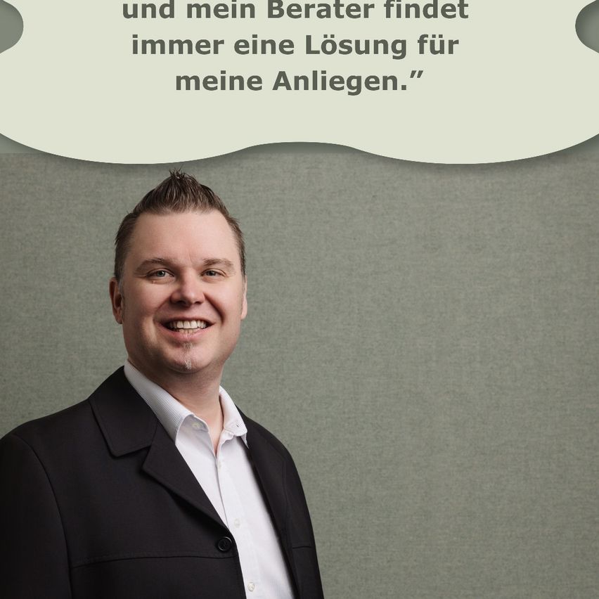 Ein lächelnder Mann im schwarzen Anzug spricht zur Kamera. Über ihm steht in einer Sprechblase 'Mein Berater findet immer eine Lösung für meine Anliegen.'