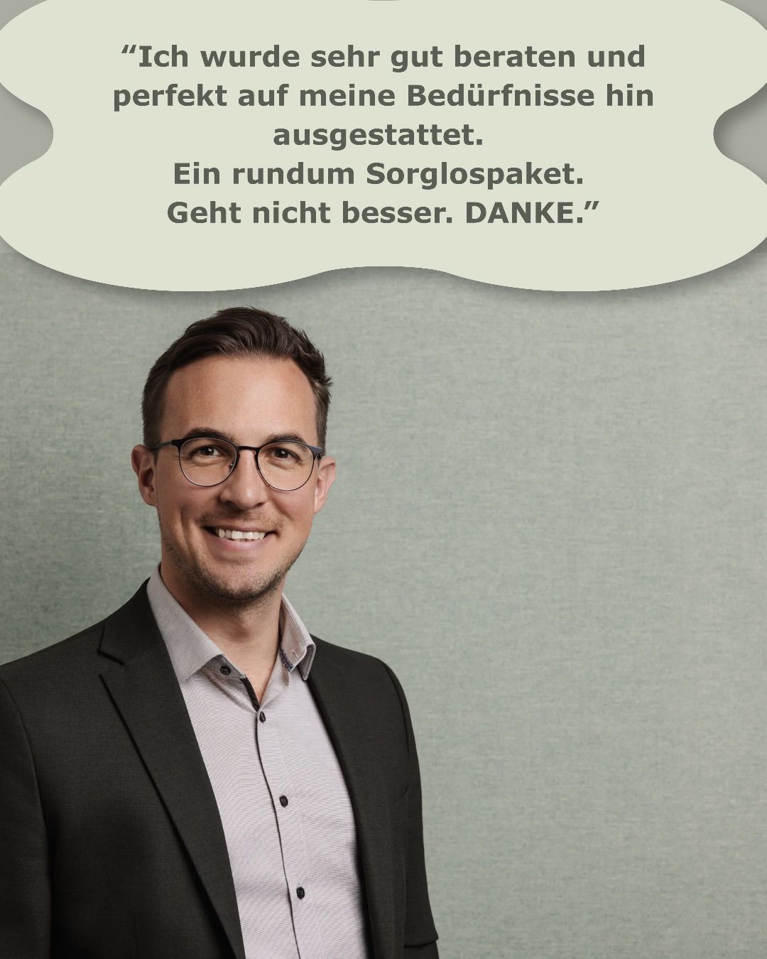 Ein Mann in Anzug und Brille lächelt. Eine Sprechblase lautet: 'Perfekt auf mein Statement abgestimmt. Ein rundum Sorglospaket. Geht nicht besser. DANKE.'