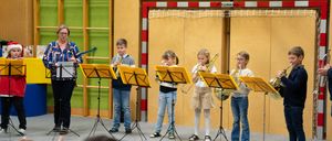 Bild enthält, Crowd, Person, Shoe, Adult, Male, Man, Glasses, Boy, Child, Audience