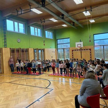 Bild enthält, People, Person, Crowd, Basketball Game, Cafeteria, Indoors, School