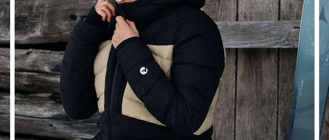 Eine lächelnde Frau in einer schwarzen und beigen Winterjacke steht im Freien. Hinter ihr befindet sich eine Holzwand. Das Bild bewirbt die Eröffnung der Skisaison am 8. November 2025 von 9 bis 12 Uhr.