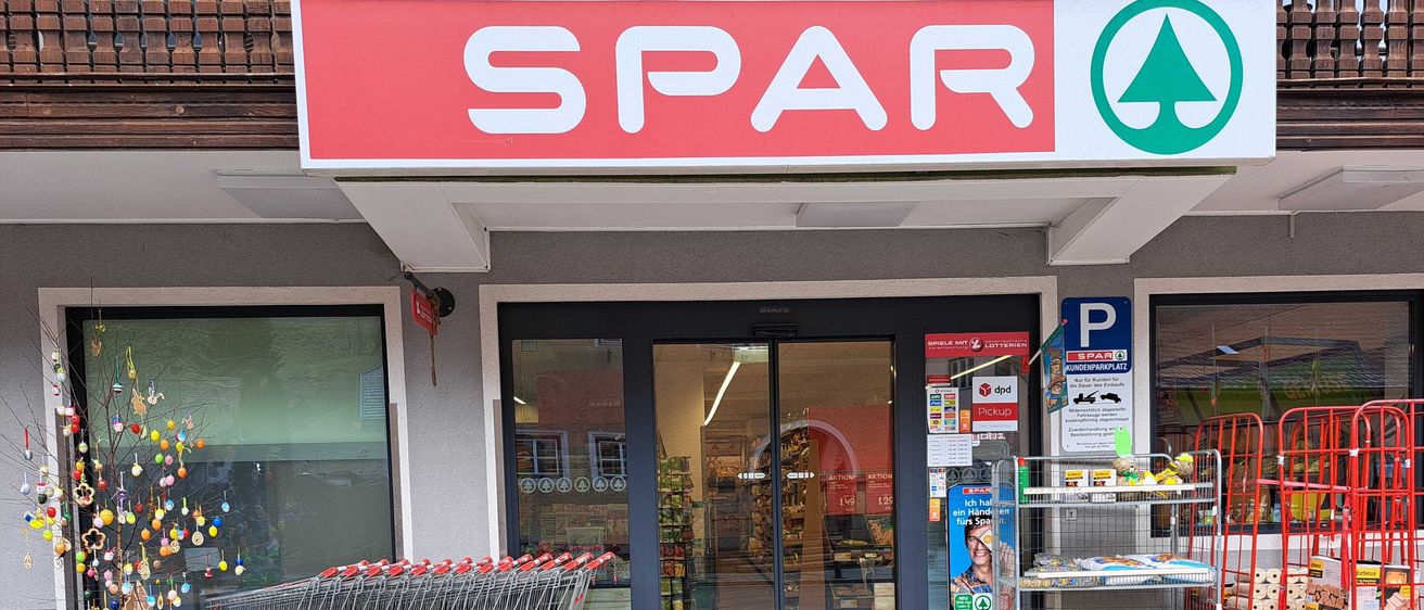 Bild enthält, Shop, Person, Indoors, Glasses, Grocery Store, Sign, Symbol, Market