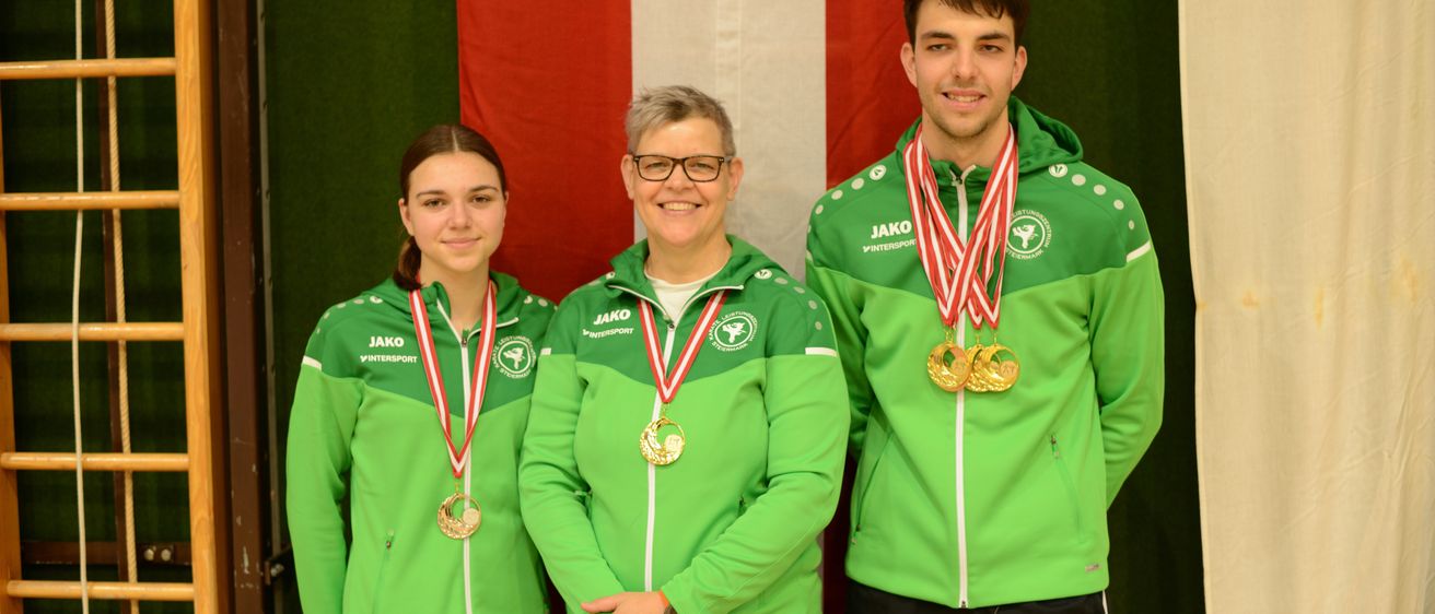 Bild enthält, Gold, People, Person, Adult, Female, Woman, Glasses, Male, Man, Face