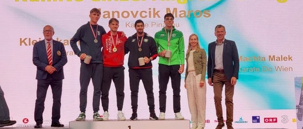 Bild enthält, Adult, Male, Man, Person, Groupshot, Coat, Jeans, Suit, Jacket, Shoe