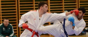 Bild enthält, Karate, Martial Arts, Person, Adult, Male, Man, Glove, Shoe, Handbag, Face