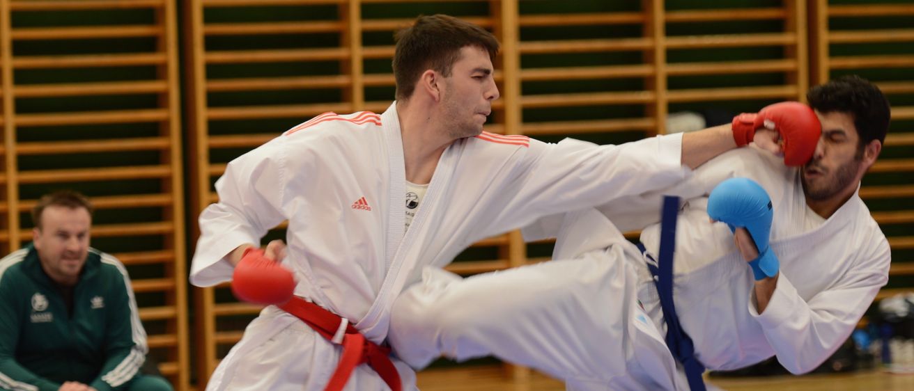 Bild enthält, Karate, Martial Arts, Person, Adult, Male, Man, Glove, Shoe, Handbag, Face