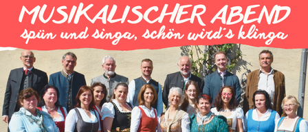 Eine Gruppe von Menschen in traditioneller Kleidung posiert für ein Foto vor einem roten Hintergrund. Der Text auf dem Bild lautet 'KALISCHERE SINGA, SCHÖN WIRD'.