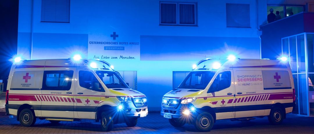 Bild enthält, Moving Van, Transportation, Van, Vehicle, Person, Ambulance