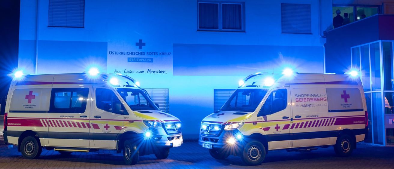 Bild enthält, Moving Van, Transportation, Van, Vehicle, Person, Ambulance