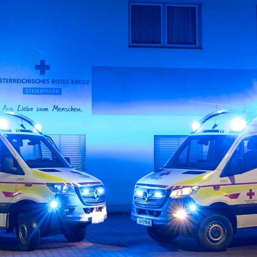 Bild enthält, Moving Van, Transportation, Van, Vehicle, Person, Ambulance