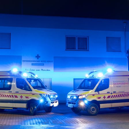 Bild enthält, Moving Van, Transportation, Van, Vehicle, Person, Car, Ambulance