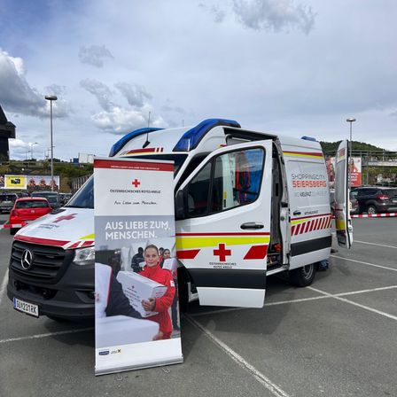 Bild enthält, Logo, Person, Car, Transportation, Vehicle, Machine, Wheel, Symbol, Face, Advertisement