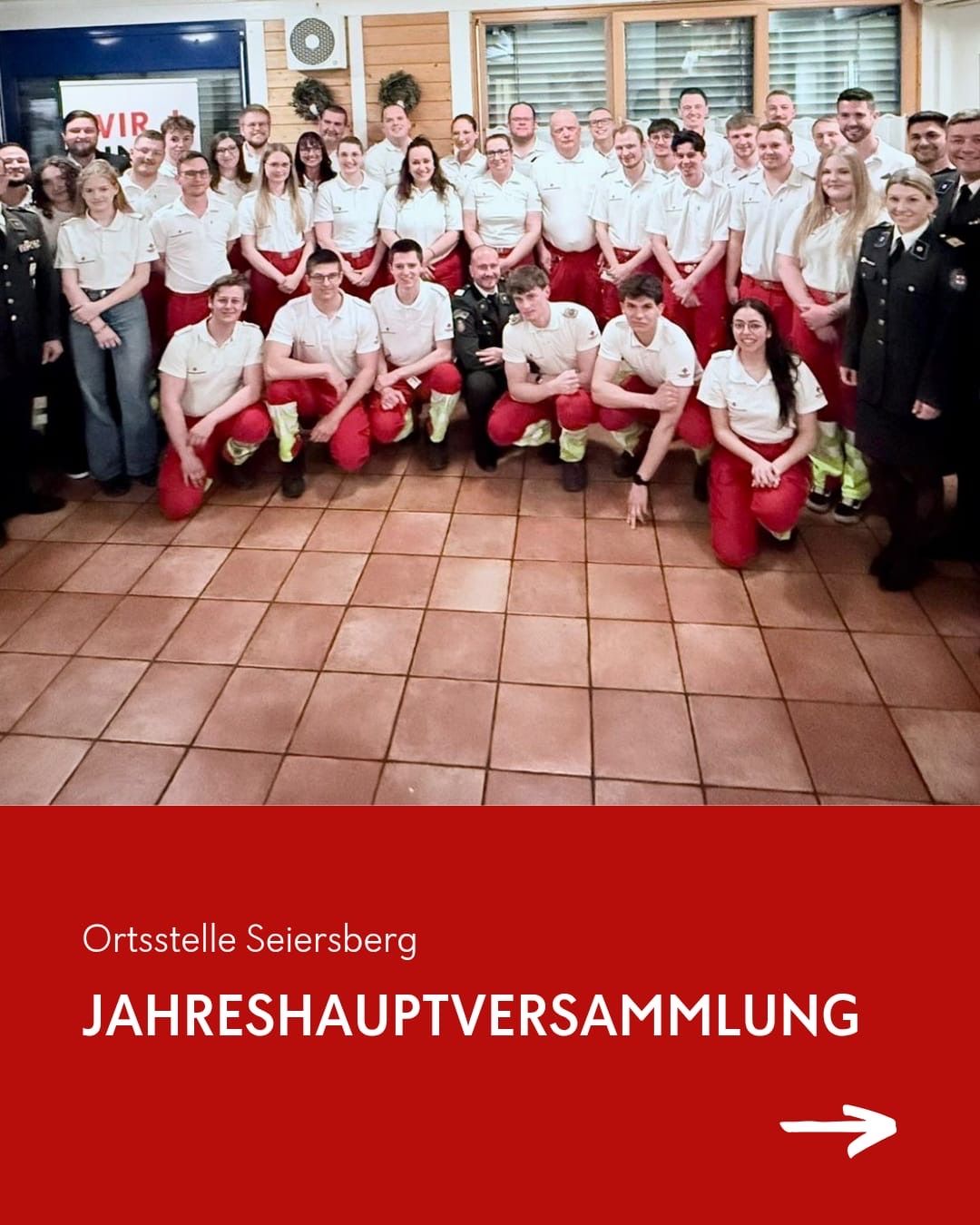 Eine Gruppe von Menschen in Uniformen, einige mit roten Hosen, posieren für ein Foto bei der Jahreshauptversammlung Ortstelle Seiersberg.