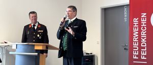 Bild enthält, Crowd, Person, Audience, Adult, Male, Man, Speech, Coat, Podium, Microphone